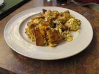 Geröstete Semmelknödel mit Ei