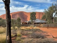 Uluṟu behind visitor center